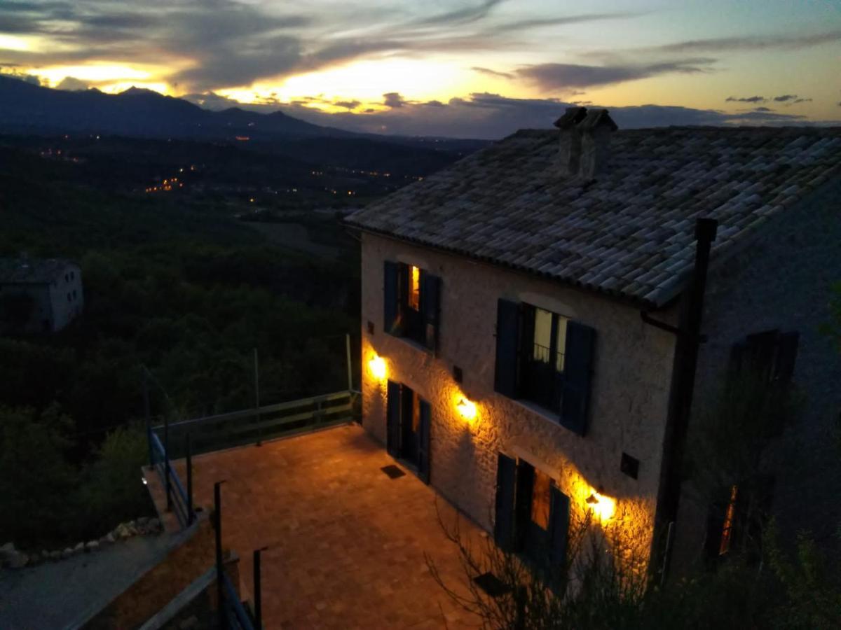 La Casa Dalle Finestre Blu 아바테지오 외부 사진
