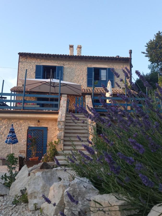 La Casa Dalle Finestre Blu 아바테지오 외부 사진